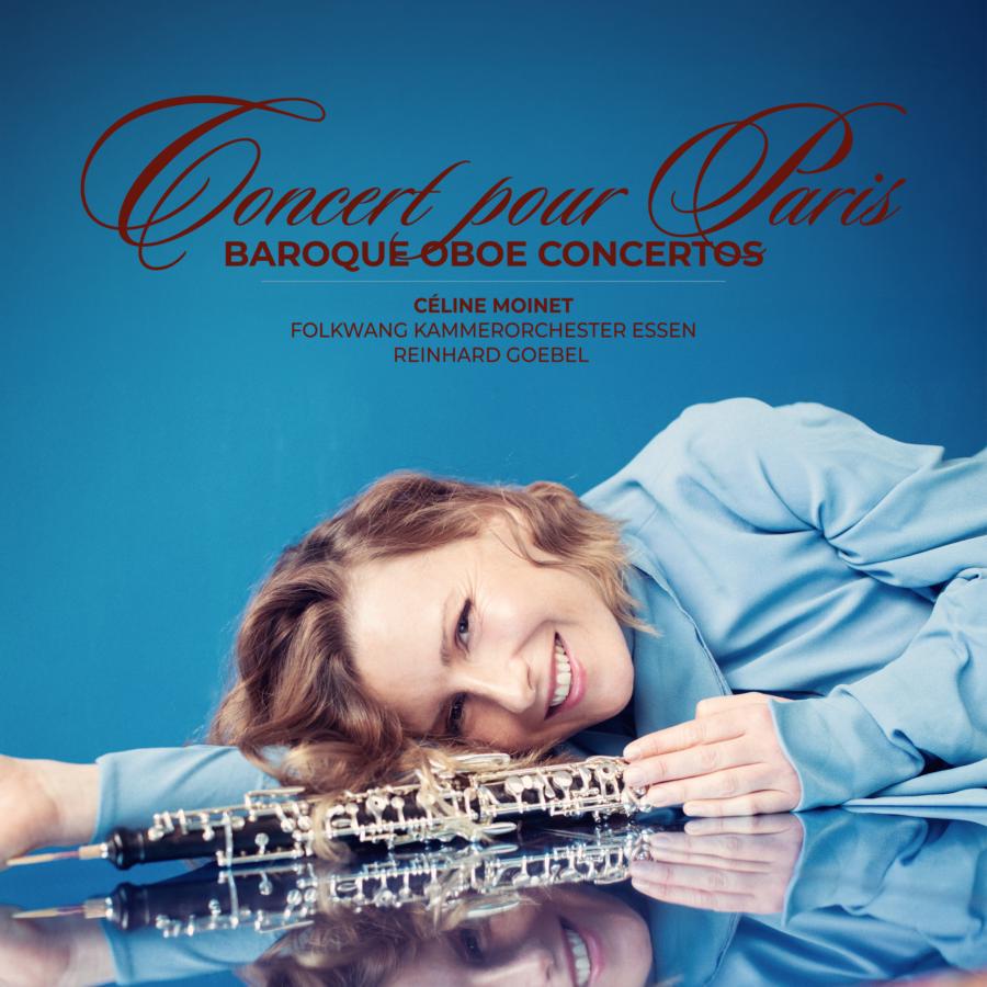 Release-Cover „Concert pour Paris - baroque oboe concertos“ von Oboistin Céline Moinet. Hellblaues Portrait, die Künstlerin liegt auf ihrer rechen Seite auf ihrem ausgestreckten Arm, vor ihr liegt eine Oboe. Sie blickt in die Kamera und lächelt. Die Titel-Schrift ist verschnörkelt und dunkelrot.