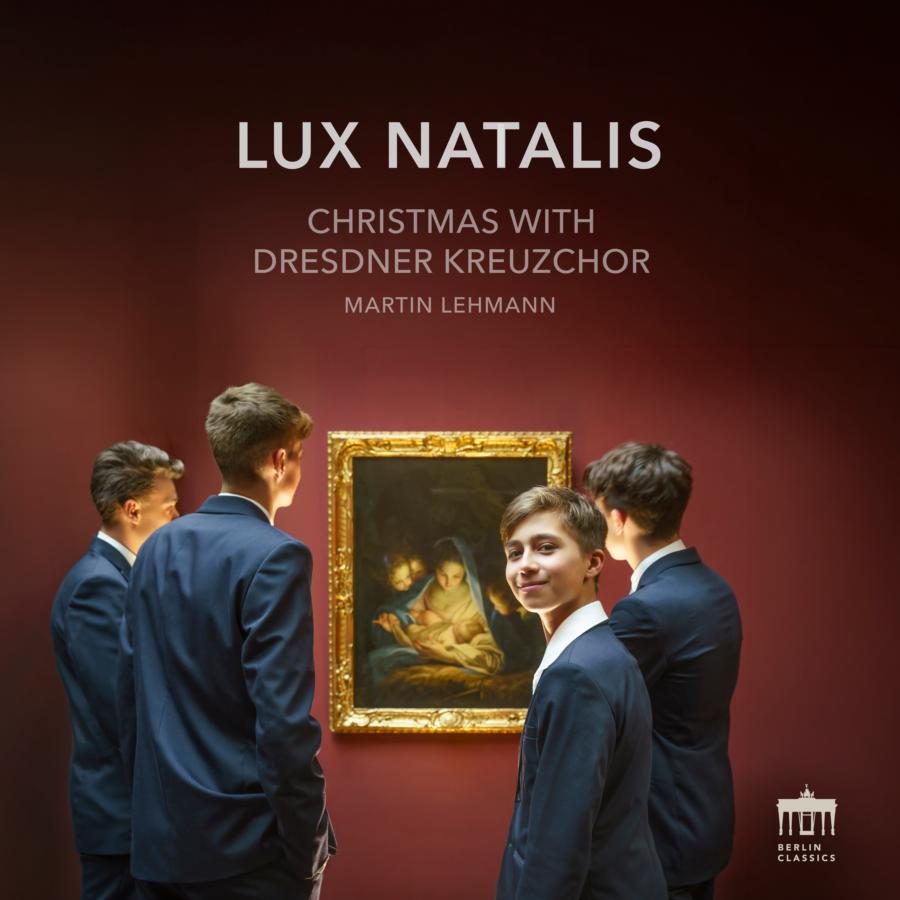 Release-Cover von Lux Natalis - Christmas with Dresdner Kreuzchor. Es stehen 4 Knaben aus dem Chor vor einem Gemälde in einer Galerie. Sie haben eine entspannte Pose und sind elegant gekleidet.