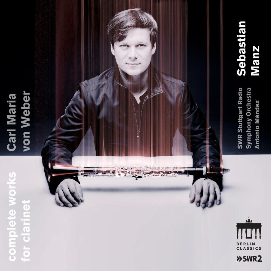 Release-Cover „Carl Maria von Weber: Complete Works for Clarinet“ von Klarinettist Sebastian Manz mit SWR Radio-Sinfonieorchester unter Antonio Méndez. Schwarz-weißes Porträt mit vertikalen Lichtstreifen und quer liegender Klarinette im Vordergrund; starke grafische Kontraste und moderne Frontalansicht.