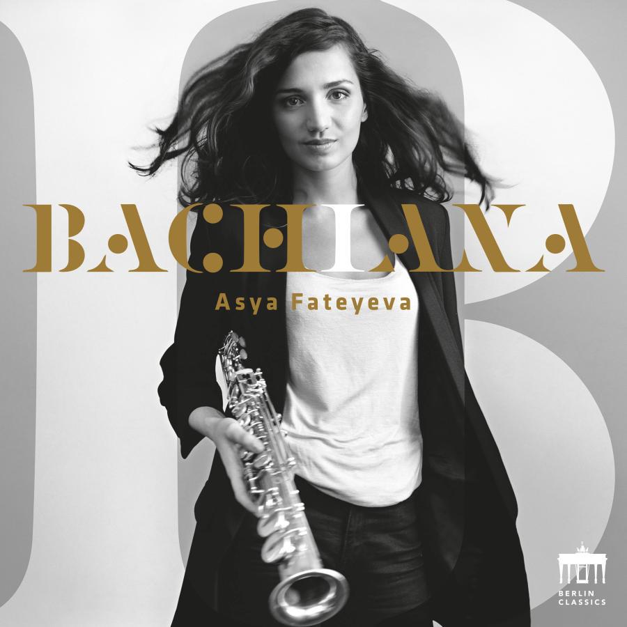 Release-Cover „Bachiana“ von Saxophonistin Asya Fateyeva. Schwarz-Weiß-Porträt mit Saxophon in der rechten Hand vor grafischem Hintergrund mit großer goldener Typografie; frontale Musikerpose, klare Kontraste und moderne, elegante Wirkung.