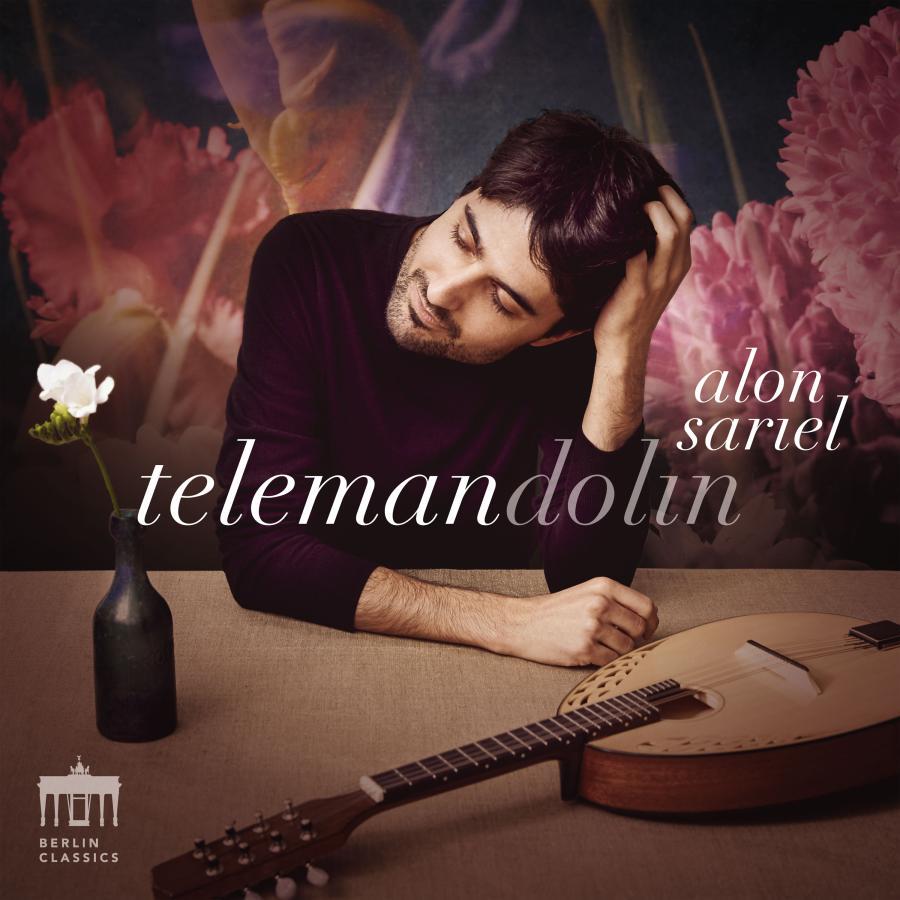 Release-Cover „Telemandolin“ von Mandolinist Alon Sariel. Alon Sariel sitzt mit abgestütztem Kopf am Tisch mit Mandoline im Vordergrund und kleiner Blume in Vase; warme Violett- und Brauntöne, seitliche Nahaufnahme und poetische, ruhige Lichtstimmung.