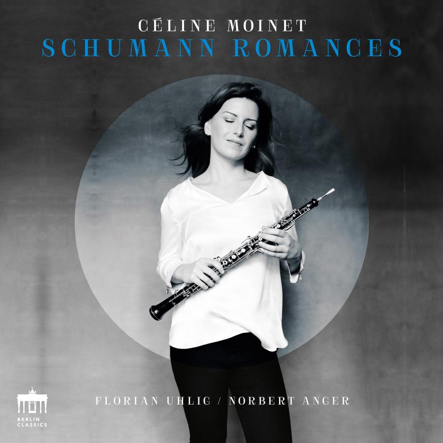 Release-Cover „Schumann Romances“ von Oboistin Céline Moinet mit Florian Uhlig und Norbert Anger. Schwarz-Weiß-Porträt mit Oboe in ovalem Rahmen vor grauem Hintergrund; ruhige frontale Pose mit geschlossenen Augen, weiches Licht und klassische Kammermusik-Ästhetik.