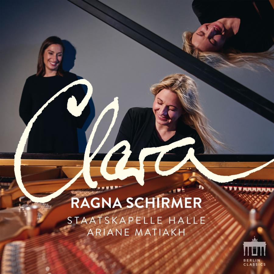 Release-Cover „Clara“ von Pianistin Ragna Schirmer mit der Staatskapelle Halle unter Ariane Matiakh. Ragna Schirmer sitzt am geöffneten Flügel blickt auf die Tasten, im Hintergrund steht Ariane Matiakh lächelnd, große weiße Handschrift-Typografie; warme Holz- und Schwarztöne, dynamische Perspektive und dramatische Konzertwirkung.