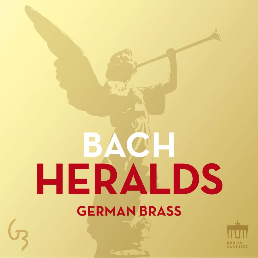 Release-Cover „Bach Heralds“ von German Brass. Gelb getönte Grafik mit Silhouette einer Engelstatue, die eine Trompete hält, und großer roter Typografie; warme Frontalansicht, weiches Licht und sakrale, festliche Wirkung.