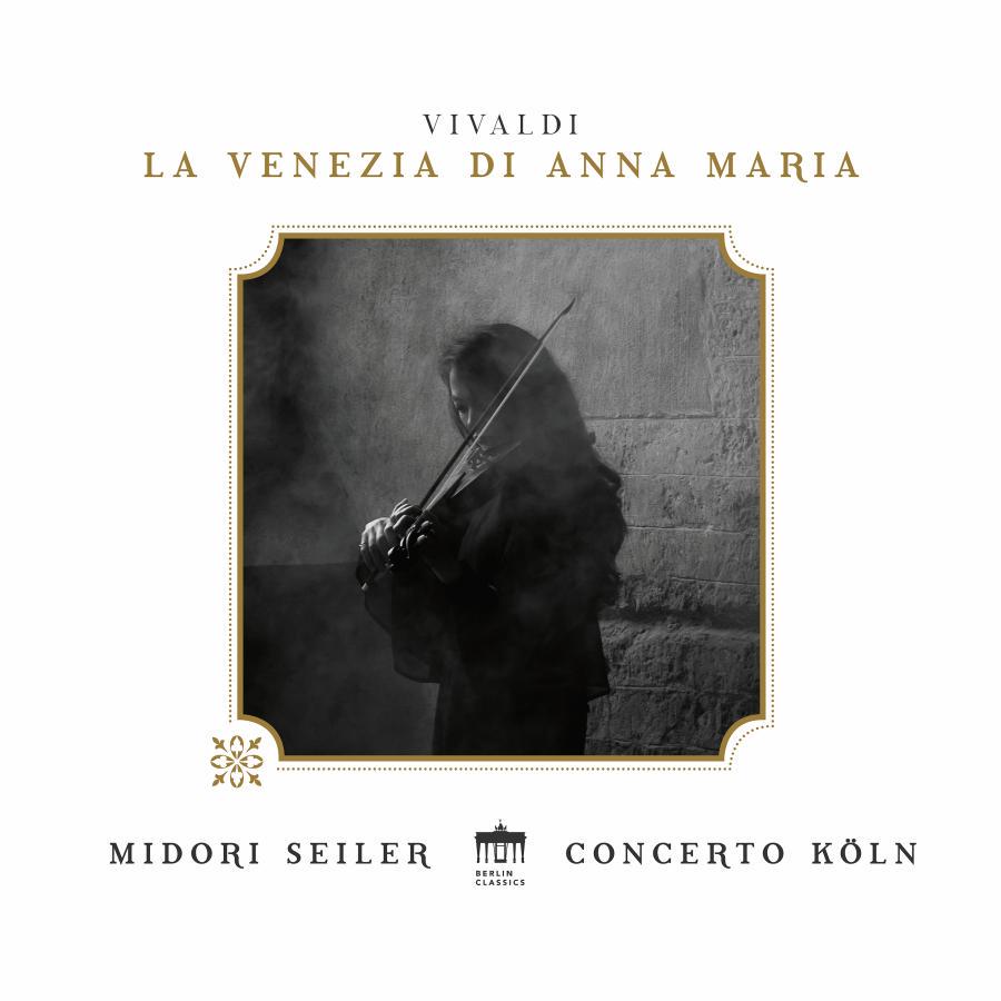 Release-Cover „Vivaldi: La Venezia di Anna Maria“ von Violinistin Midori Seiler und Concerto Köln. Helles Cover mit gerahmtem Schwarz-Weiß-Foto einer Geigerin beim Spielen vor Steinwand; Goldakzente, viel Weißraum und historische, geheimnisvolle Wirkung.
