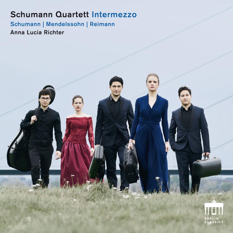 Release-Cover „Intermezzo“ des Schumann Quartetts mit Anna Lucia Richter und Werken von Schumann, Mendelssohn und Reimann. Fünf Musiker:innen gehen mit Instrumentenkoffern in einer offenen Landschaft; kühle Blau- und Grautöne, frontale Gehperspektive und ruhige Weite.