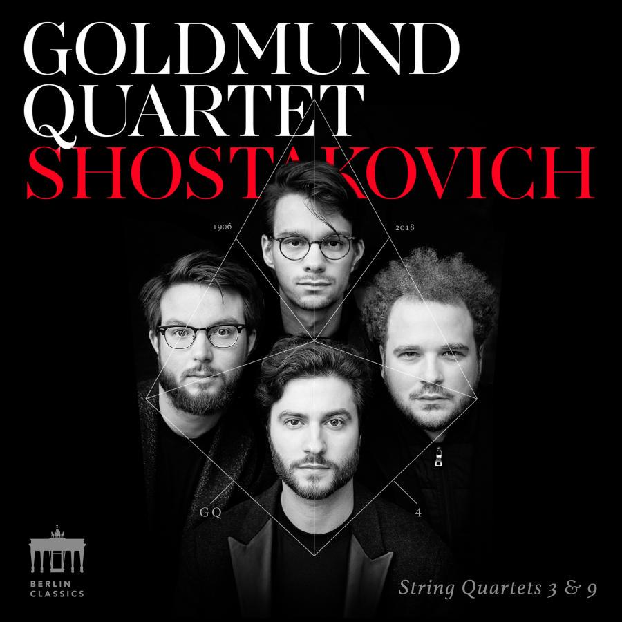 Release-Cover „Shostakovich String Quartets 3 & 9“ des Goldmund Quartetts. Schwarz-Weiß-Gruppenporträt von vier Musikern vor schwarzem Hintergrund mit roter und weißer Typografie; starke Kontraste, frontale Nahaufnahme und ernste, konzentrierte Wirkung.