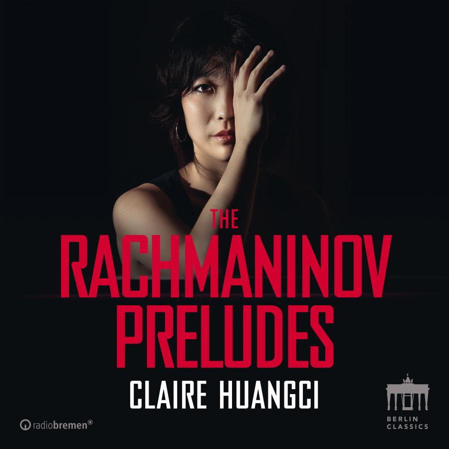 Release-Cover „Rachmaninov: The Preludes“ von Pianistin Claire Huangci. Dunkles Porträt, die Hand bedeckt eine Gesichtshälfte, große rote Typografie; starke Hell-Dunkel-Kontraste, frontale Nahaufnahme und dramatische Wirkung.