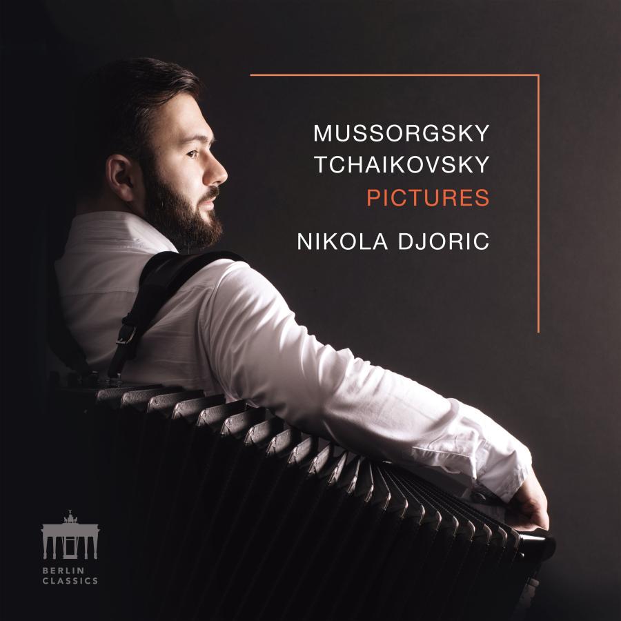 Release-Cover „Pictures“ von Akkordeonist Nikola Djoric mit Werken von Mussorgsky und Tchaikovsky. Dunkles Seitenporträt mit Akkordeon vor braun-schwarzem Hintergrund; warmes Licht, ruhige Pose und konzentrierte, intime Wirkung.