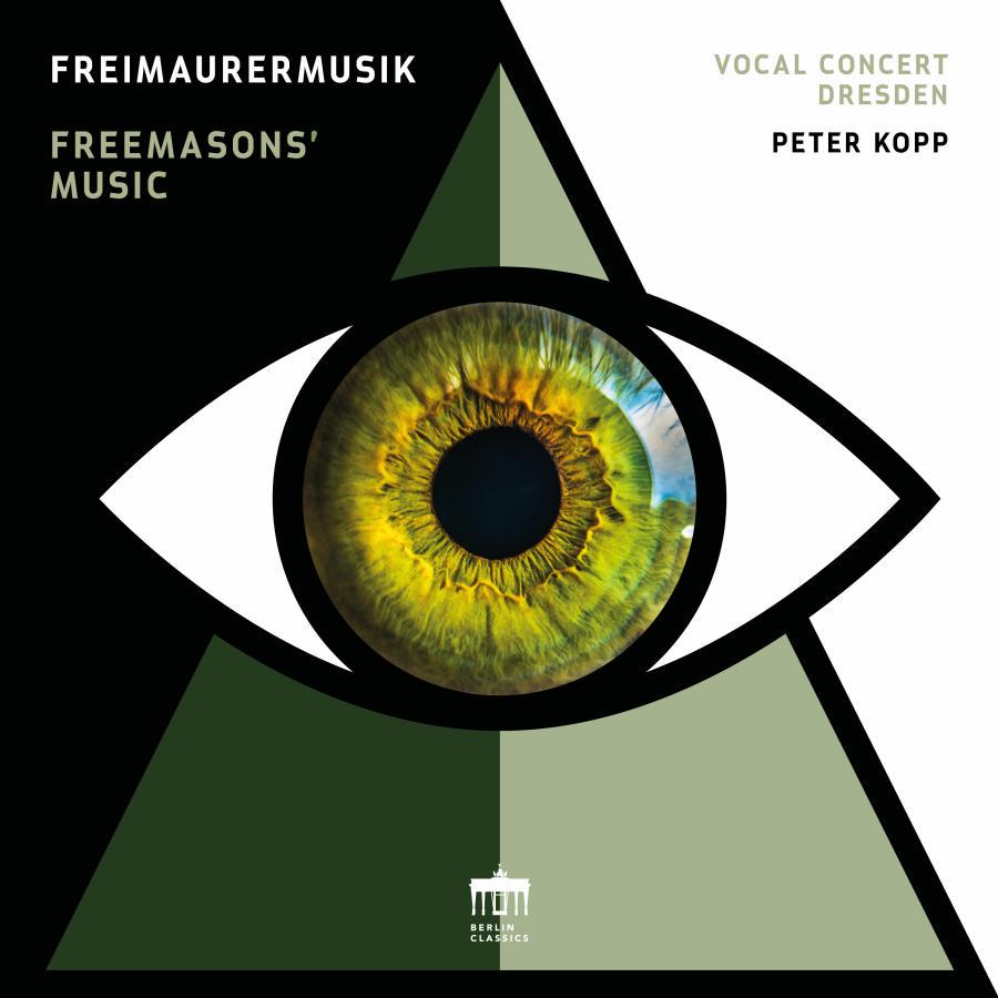 Release-Cover „Freimaurermusik / Freemasons’ Music“ mit Vocal Concert Dresden unter Peter Kopp. Grafisches Cover mit großem Auge in einer Dreiecksform vor schwarz-weiß-grünem Hintergrund; klare Symbolik, starke Kontraste und plakative Frontalansicht.