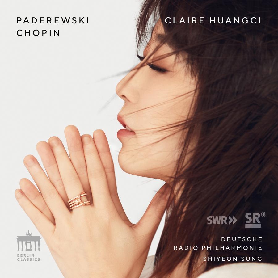 Release-Cover „Paderewski and Chopin: Piano Concertos“ von Pianistin Claire Huangci mit der Deutschen Radio Philharmonie unter Shiyeon Sung. Helles Seitenprofil einer Frau mit geschlossenen Augen und gefalteten Händen; weiche Haut- und Cremetöne, natürliches Licht und intime, ruhige Stimmung.