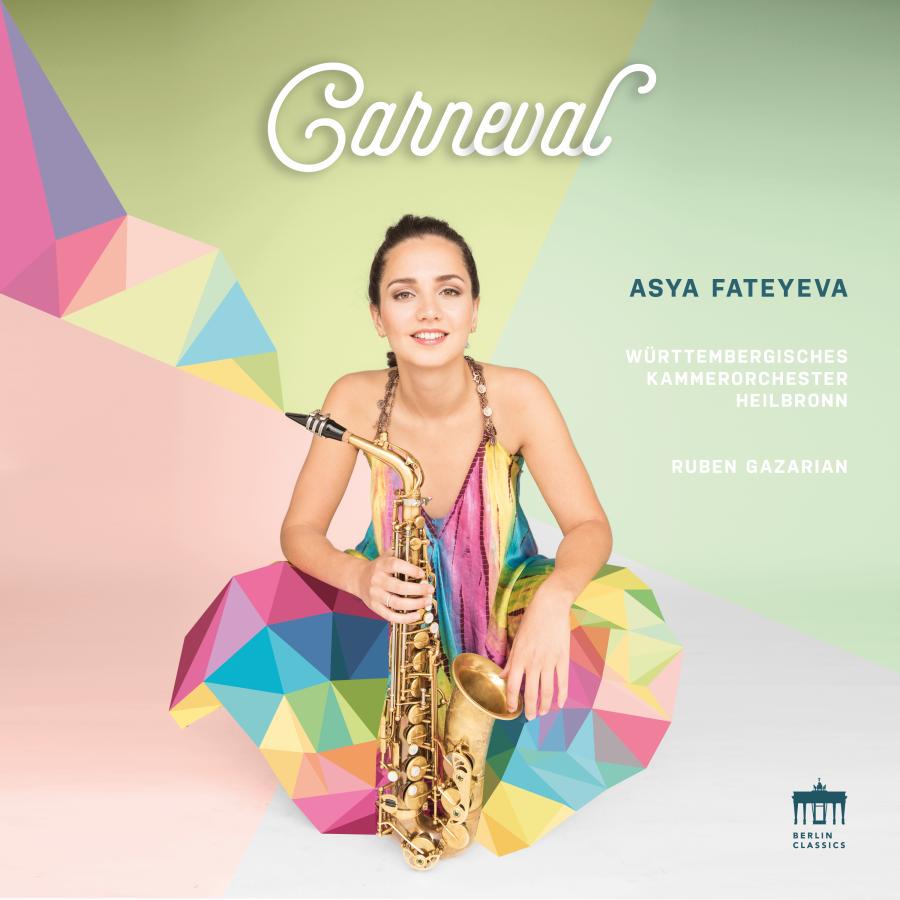 Release-Cover „Carneval“ von Saxophonistin Asya Fateyeva mit Württembergisches Kammerorchester Heilbronn unter Ruben Gazarian. Hockendes Porträt von Asya Fateyeva mit Saxophon vor pastellgrünen und polygonal bunten Formen; freundliche Studioansicht und verspielte, farbenreiche Wirkung.