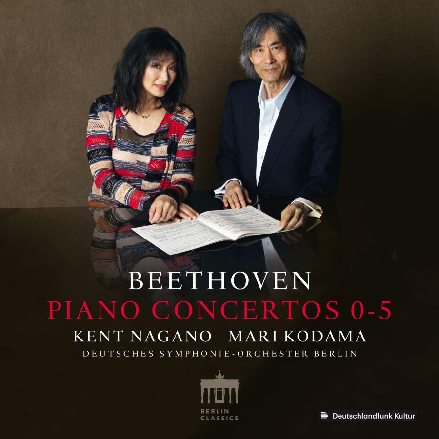 Release-Cover „Beethoven: Piano Concertos 0–5“ mit Kent Nagano, Mari Kodama und dem Deutschen Symphonie-Orchester Berlin. Zwei Personen sitzen am Klavier mit aufgeklappter Partitur; dunkler Hintergrund, warmes Licht und klassische, konzentrierte Studioatmosphäre.
