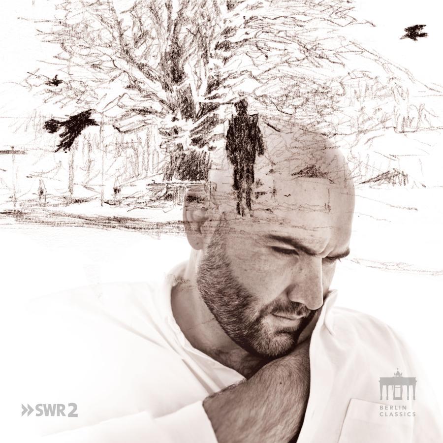 Release-Cover „Schubert: Winterreise“ von Xavier Sabata und Francisco Poyato. Helles, sepiafarbenes Porträt eines Mannes mit nachdenklich gesenktem Kopf, darüber eine skizzenhafte Winterlandschaft mit Bäumen und Krähen; weiche Überblendung, reduzierte Farben und melancholische Wirkung.
