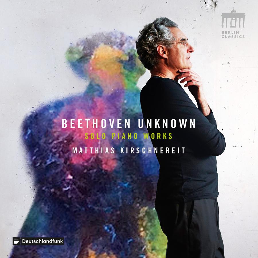 Release-Cover „Beethoven: Unknown Solo Piano Works“ von Pianist Matthias Kirschnereit. Kirschnereit steht im Profil vor heller Wand mit farbigem, schattenartigem Porträt hinter ihm; helle Studioansicht, bunte Akzente und nachdenkliche Pose.