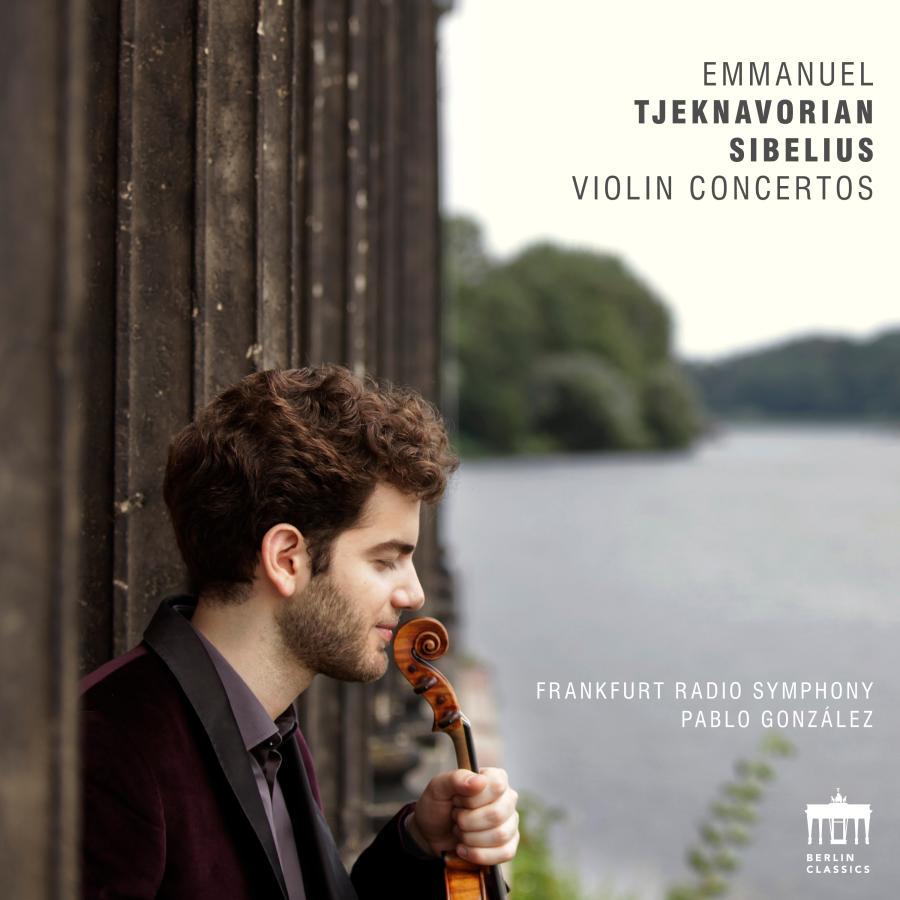 Release-Cover „Tjeknavorian & Sibelius: Violin Concertos“ von Geiger Emmanuel Tjeknavorian mit Frankfurt Radio Symphony unter Pablo González. Violinist lehnt mit Instrument an einer Holzwand am Wasser; seitliches Profil, gedämpfte Naturfarben und ruhige Außenstimmung.