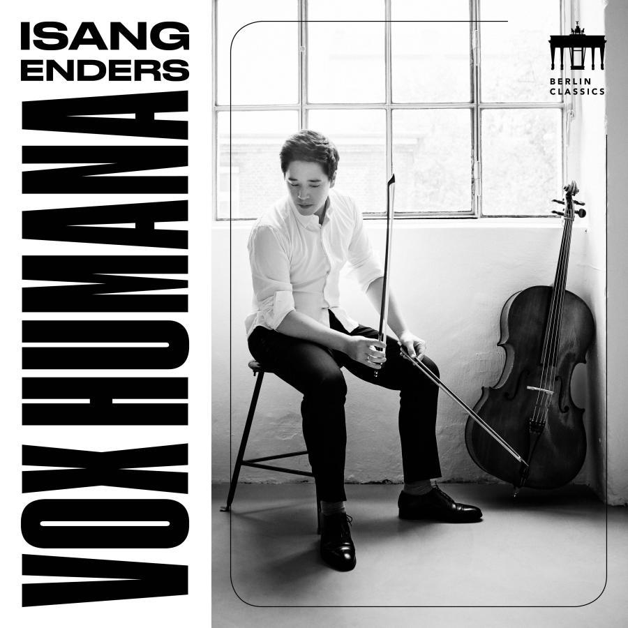 Release-Cover „Vox Humana“ von Cellist Isang Enders. Schwarz-Weiß-Foto eines sitzenden Musikers mit Bogen neben einem Violoncello am Fenster; helle Innenraumstimmung, starke vertikale Typografie und ruhige Musikerpose.