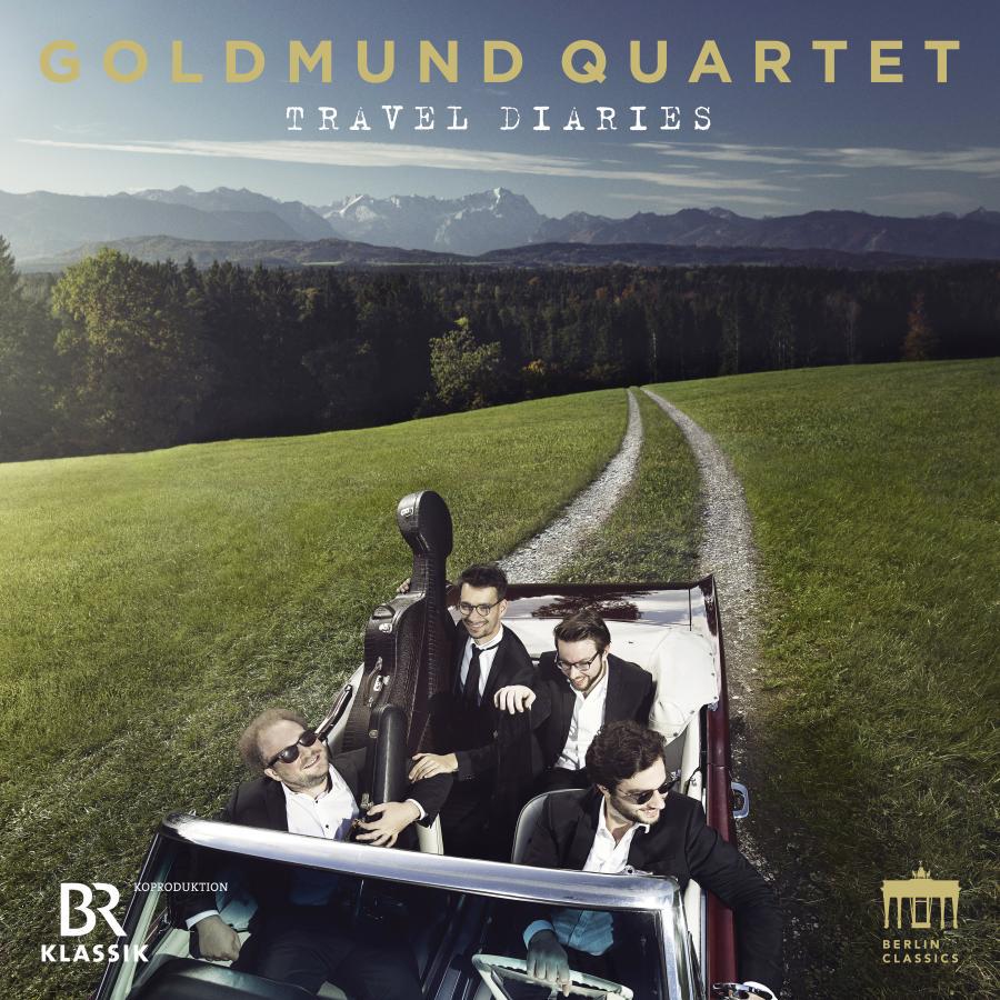 Release-Cover „Travel Diaries“ des Goldmund Quartetts. Vier Musikern in einem offenen Auto auf grüner Wiese mit Weg und Bergpanorama im Hintergrund; erhöhte Perspektive, natürliche Tagesfarben und reisende, filmische Stimmung.