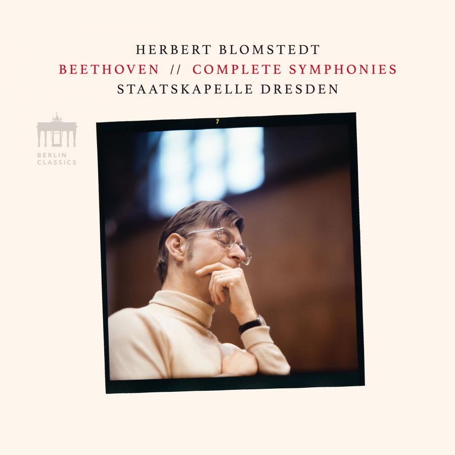 Release-Cover „Beethoven: Complete Symphonies“ mit Herbert Blomstedt und Staatskapelle Dresden. Helles Cover mit Polaroid-artigem Foto eines Dirigenten im Rollkragenpullover, nachdenklich mit Hand am Kinn; warme Innenraumtöne, reduzierte Typografie und klassische Archivwirkung.