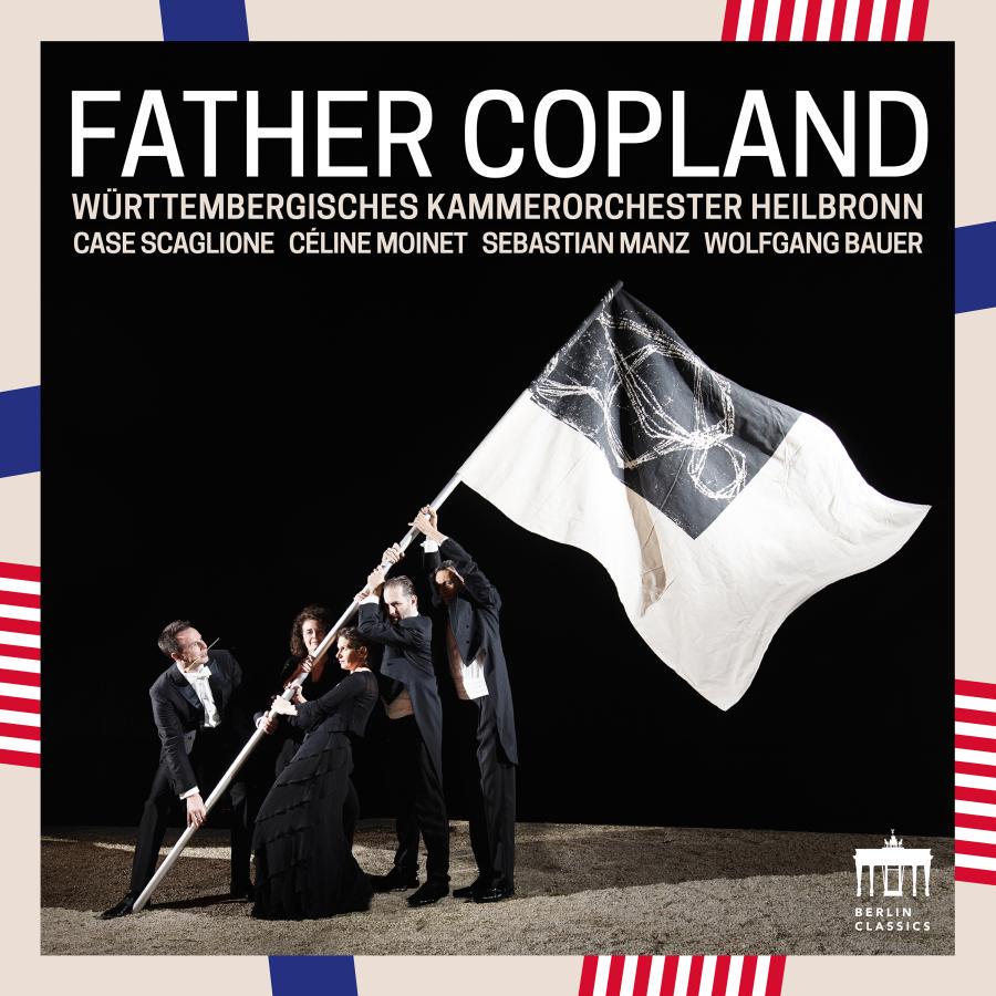 Release-Cover „Father Copland“ mit Württembergisches Kammerorchester Heilbronn, Case Scaglione, Céline Moinet, Sebastian Manz und Wolfgang Bauer. Eine Gruppe von fünf Menschen hält eine große weiße Fahne in dunkler Landschaft; schwarzer Hintergrund, rote und blaue Randakzente und theatralische Inszenierung.