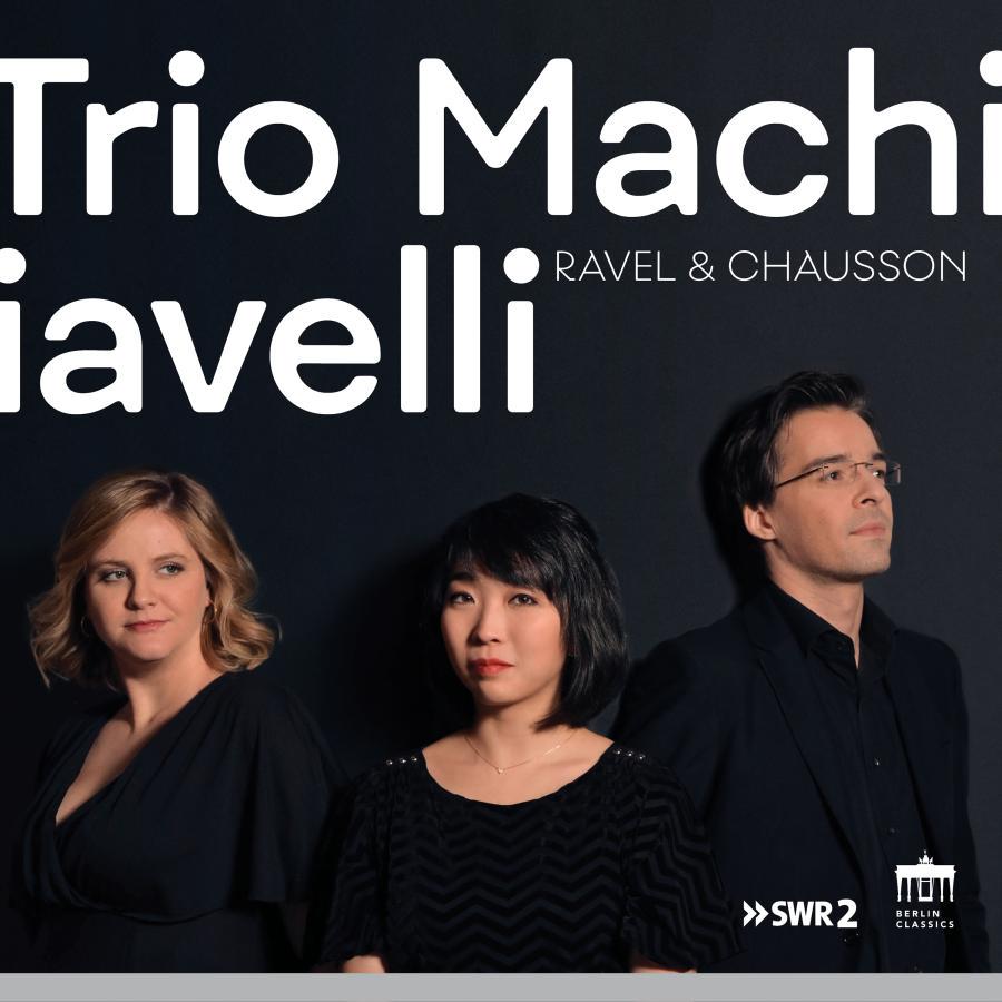Release-Cover „Trio Machiavelli: Ravel & Chausson“ von Pianistin Clarie Huangci, Solenne Païdassi und Tristan Cornut. Die drei Musiker:innen stehen vor schwarzem Hintergrund, große weiße Typografie; frontale Perspektive, starke Kontraste und moderne Kammermusik-Ästhetik.