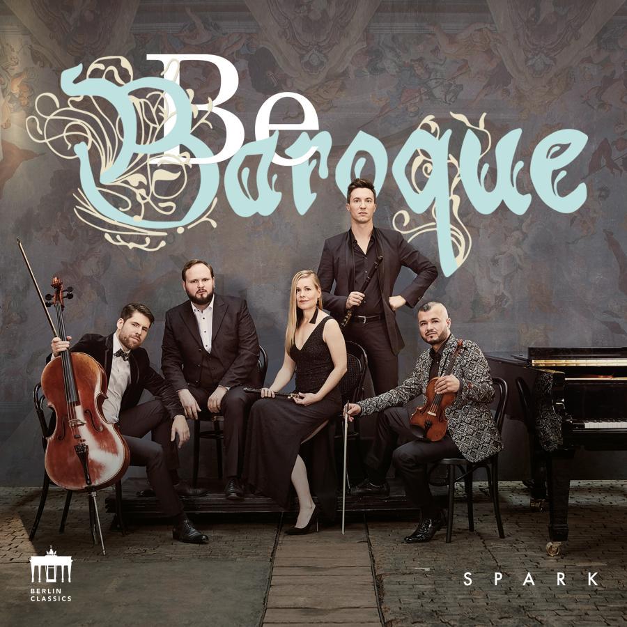 Release-Cover „Be Baroque“ vom Ensemble Spark. Ensemble mit Cello, Violine, Flügel und weiteren Instrumenten sitzt auf Stühlen vor einer malerischen Wand; gedeckte Grau- und Brauntöne, frontale Studioinszenierung und barock inspirierte Atmosphäre.