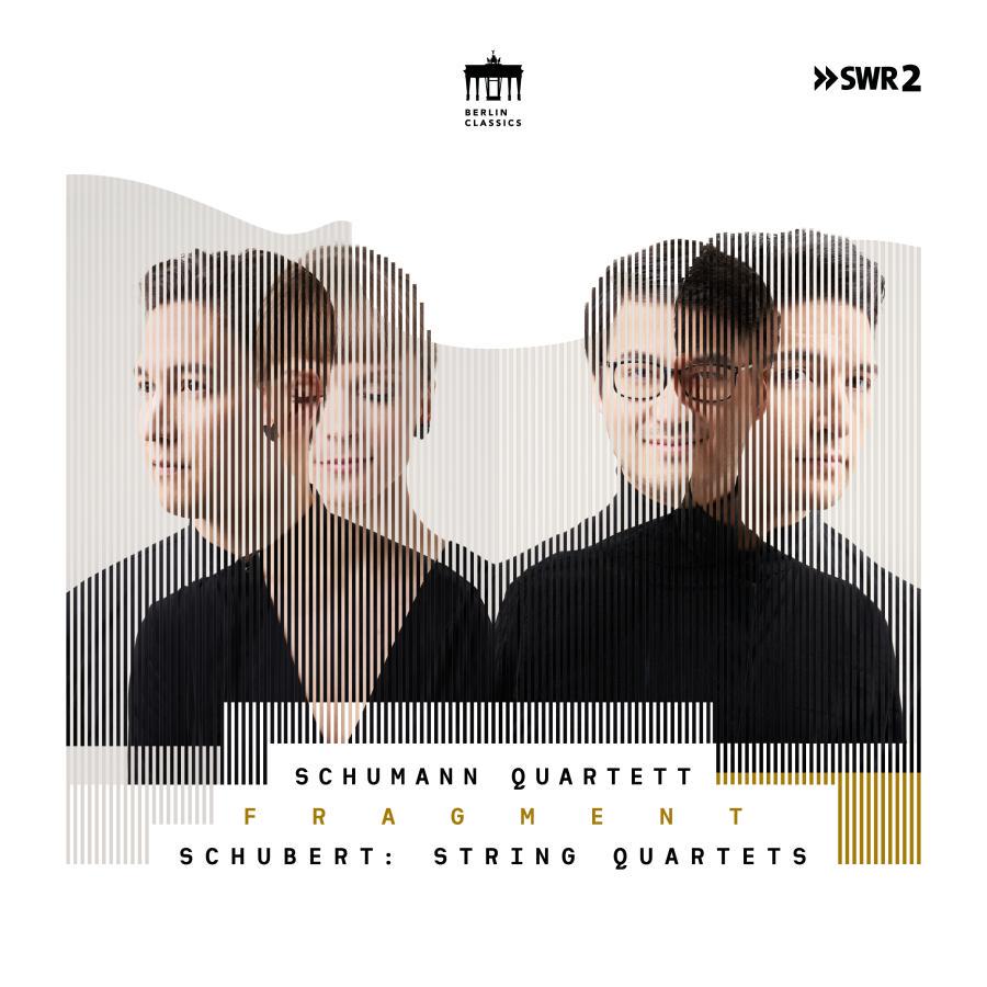 Release-Cover „Fragment“ des Schumann Quartetts mit Schubert String Quartets. Helles grafisches Gruppenporträt mit vier überlagerten Gesichtern hinter vertikalen Linien; Weiß-, Grau- und Schwarztöne, klare Frontalansicht und fragmentierte, moderne Wirkung.