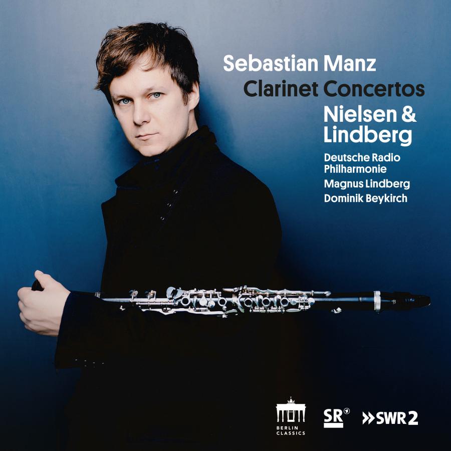 Release-Cover „Nielsen & Lindberg: Clarinet Concertos“ von Klarinettist Sebastian Manz mit der Deutschen Radio Philharmonie, Magnus Lindberg und Dominik Beykirch. Porträt mit Klarinette quer vor blauem Hintergrund; kühle Farben, frontale Nahaufnahme und klare, moderne Musikerwirkung.