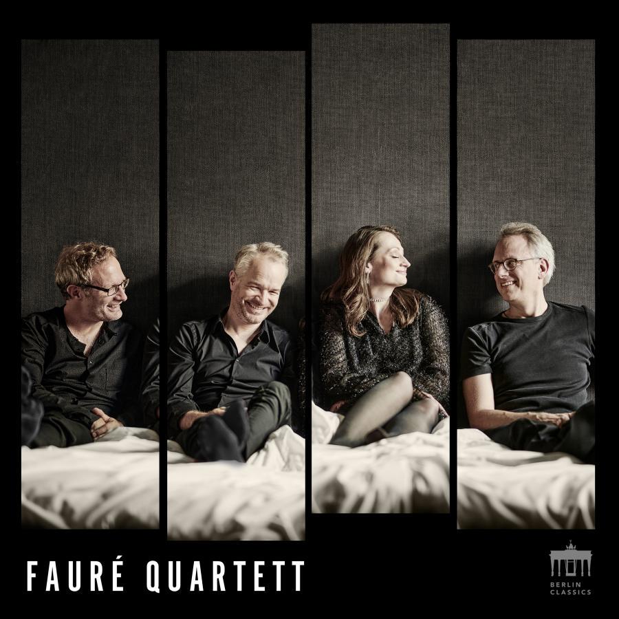 Release-Cover „Fauré Quartett“ des Fauré Quartetts. Vier Musiker:innen sitzen mit ausgestreckten Beinen in getrennten vertikalen Bildfeldern, lachend vor dunklem Hintergrund; warme, gedämpfte Farben, weiches Licht und intime Ensemblewirkung.