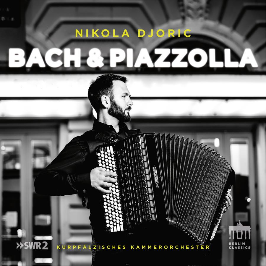Release-Cover „Bach & Piazzolla“ von Akkordeonist Nikola Djoric mit dem Kurpfälzisches Kammerorchester. Schwarz-Weiß-Foto des Musikers mit Akkordeon vor architektonischem Hintergrund; kontrastreiche Nahaufnahme und klare, urbane Konzertästhetik.