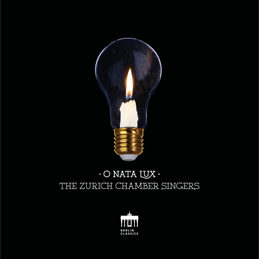 Release-Cover „O Nata Lux“ von The Zurich Chamber Singers. Brennende Kerze in einer Glühbirne vor schwarzem Hintergrund; warmes Flammenlicht, starke Kontraste und sakrale, ruhige Bildwirkung.