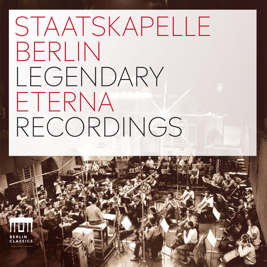 Release-Cover „Staatskapelle Berlin Legendary Eterna Recordings“. Sepiafarbenes Archivfoto eines Orchesters im Aufnahmeraum, darüber große rote und schwarze Typografie auf weißem Feld; historische, dokumentarische Wirkung und klare grafische Frontalansicht.