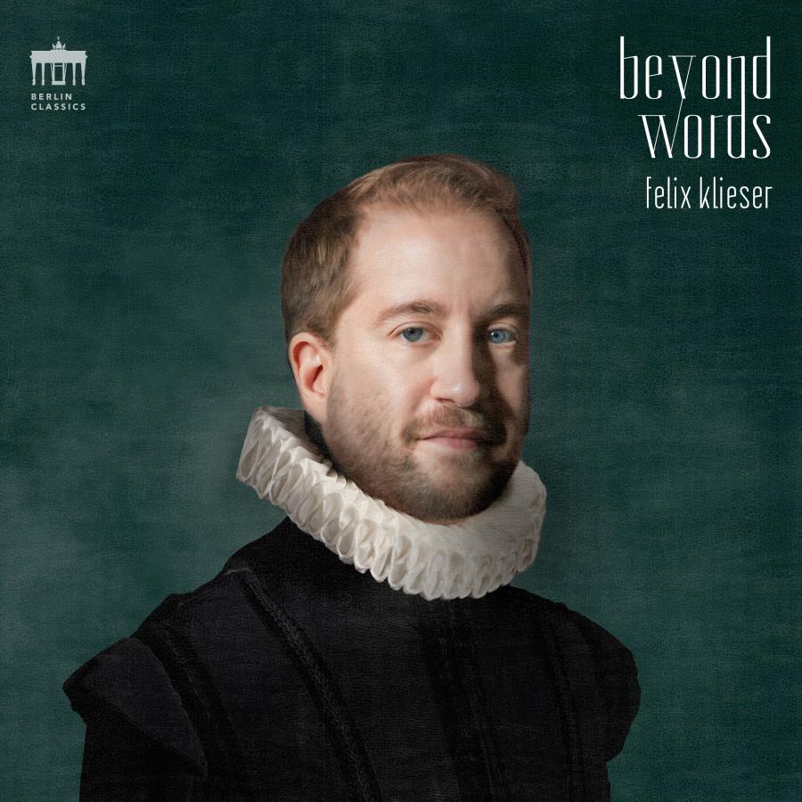 Release-Cover „Baroque Arias for Horn“ von Hornist Felix Klieser. Porträt im Stil eines historischen Gemäldes mit weißer Halskrause vor dunkelgrünem Hintergrund; weiches Licht, frontale Ansicht und barocke, ruhige Wirkung.