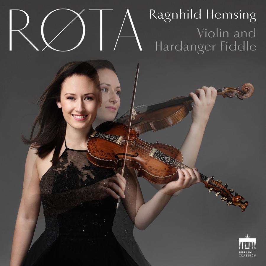 Release-Cover „Røta“ von Violinistin Ragnhild Hemsing mit Violine und Hardangerfiedel. Doppelt belichtetes Porträt, die Musikerin hält beide Streichinstrumente und Bogen; grauer Hintergrund, weiches Licht und elegante, vielschichtige Bildwirkung.
