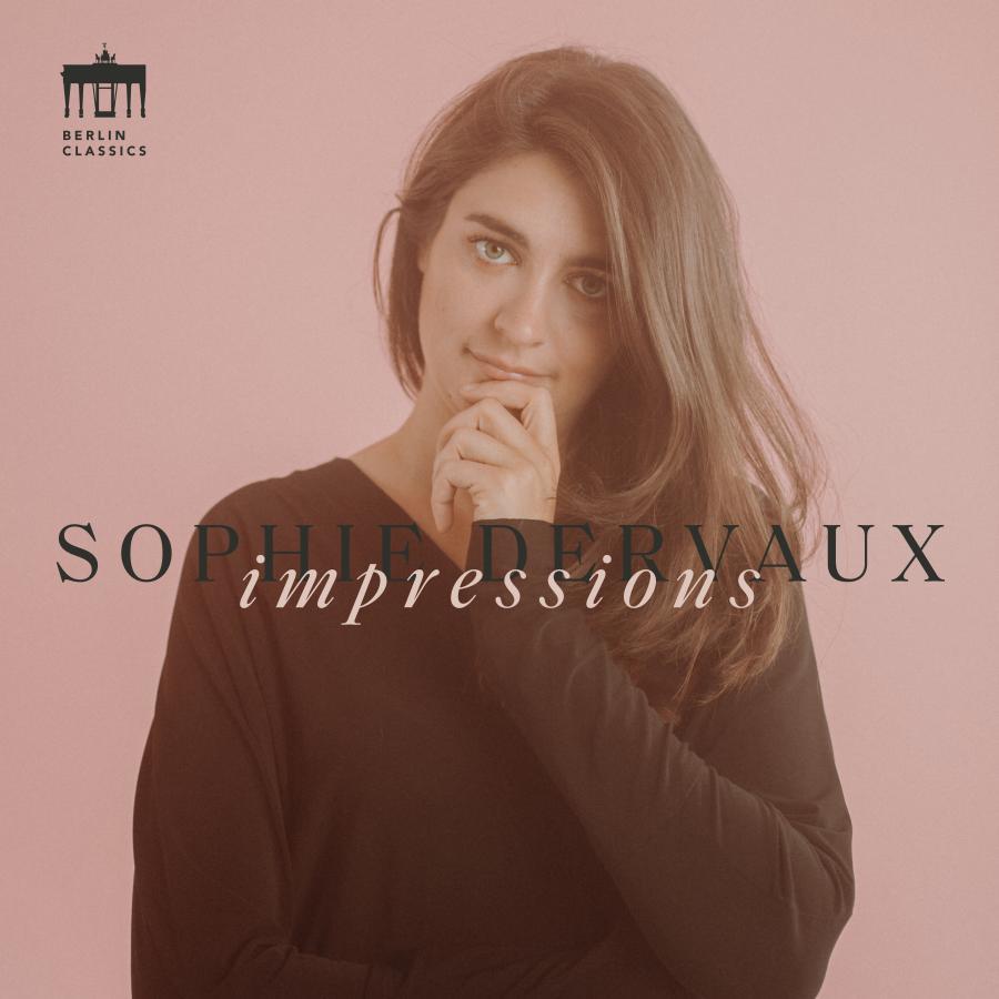 Release-Cover „Impressions“ von Fagottistin Sophie Dervaux. Weich getöntes Porträt mit Hand am Kinn vor rosafarbenem Hintergrund; warme Pastelltöne, frontale Nahaufnahme und ruhige, nachdenkliche Lichtstimmung.