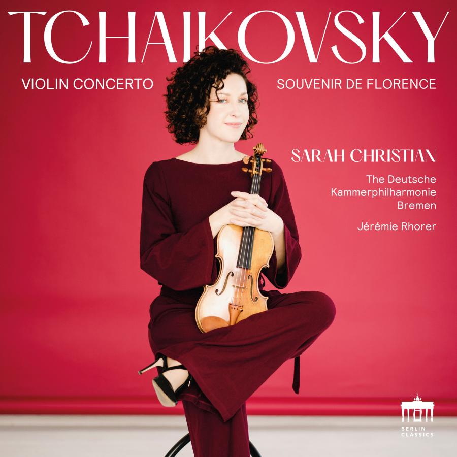Release-Cover „Tchaikovsky“ von Geigerin Sarah Christian mit der Deutschen Kammerphilharmonie Bremen unter Jérémie Rhorer. Sarah Christian sitzend mit Violine vor intensiv rotem Hintergrund; warme, kräftige Farben, frontale Studioansicht und ruhige, elegante Pose.