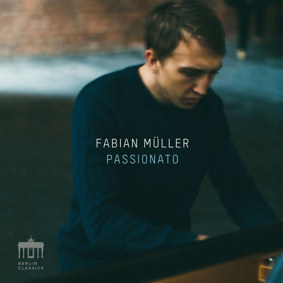 Release-Cover „Passionato“ von Pianist Fabian Müller. Fabian Müller sitzt am Klavier in seitlicher Nahaufnahme; kühle Blau- und Schwarztöne, weiche Unschärfe und konzentrierte, intime Lichtstimmung.