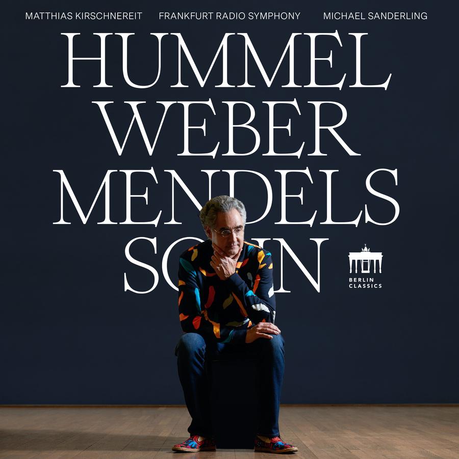 Release-Cover „Hummel, Weber, Mendelssohn“ von Pianist Matthias Kirschnereit mit Frankfurt Radio Symphony unter Michael Sanderling. Kirschnereit sitzt vor dunkler blauer Wand mit großer weißer Typografie; gedeckte Farben, frontale Perspektive und moderne, klare Komposition.