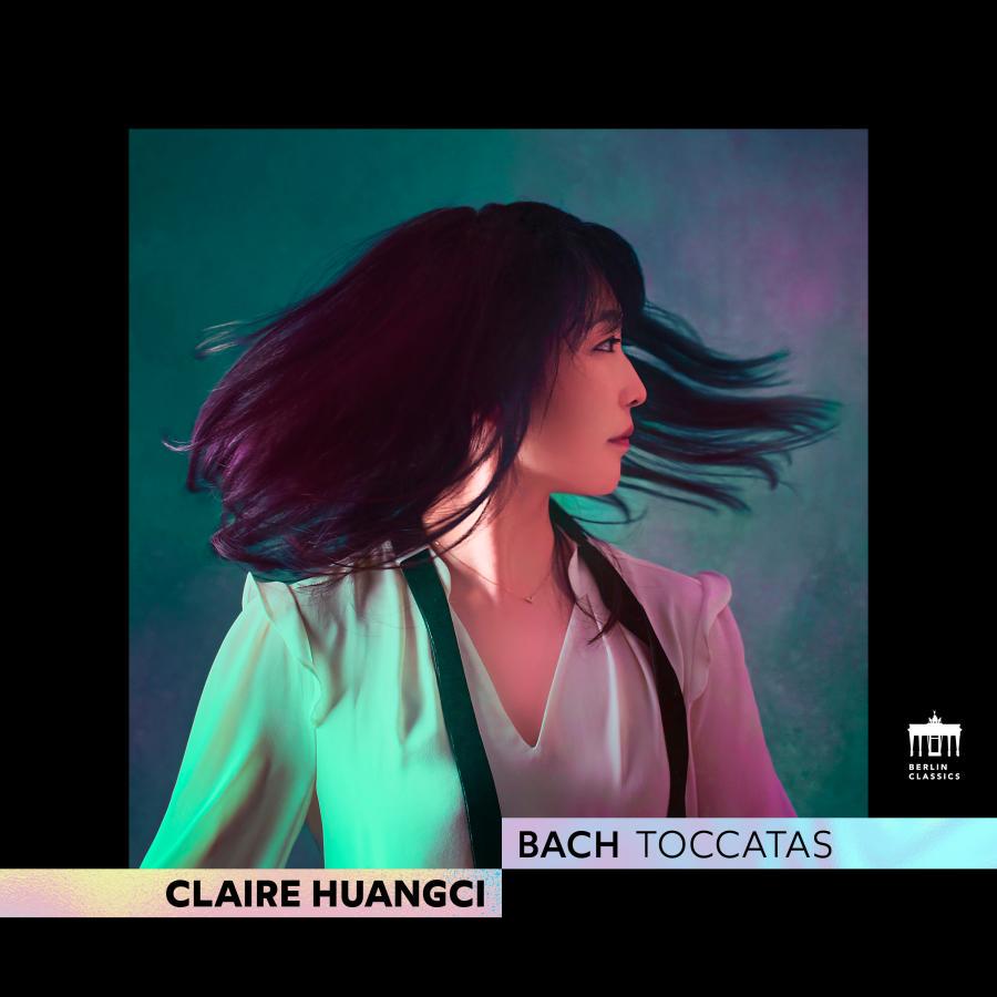 Release-Cover „Bach: Toccatas“ von Pianistin Claire Huangci. Claire Huangci im Seitenprofil mit bewegtem Haar vor türkis-violettem Hintergrund, eingefasst in schwarzen Rahmen; kontrastreiche Studioaufnahme mit dynamischer, moderner Lichtwirkung.