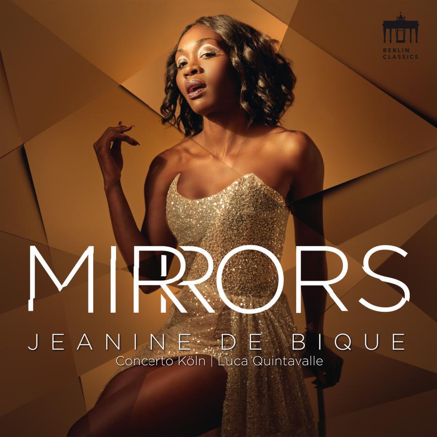 Release-Cover „Mirrors“ von Sängerin Jeanine De Bique mit Concerto Köln und Luca Quintavalle. Warmes Porträtfoto einer Sängerin im glitzernden goldenen Kleid zwischen spiegelnden Flächen; Braun- und Goldtöne, dramatisches Licht und elegante, glamouröse Wirkung.