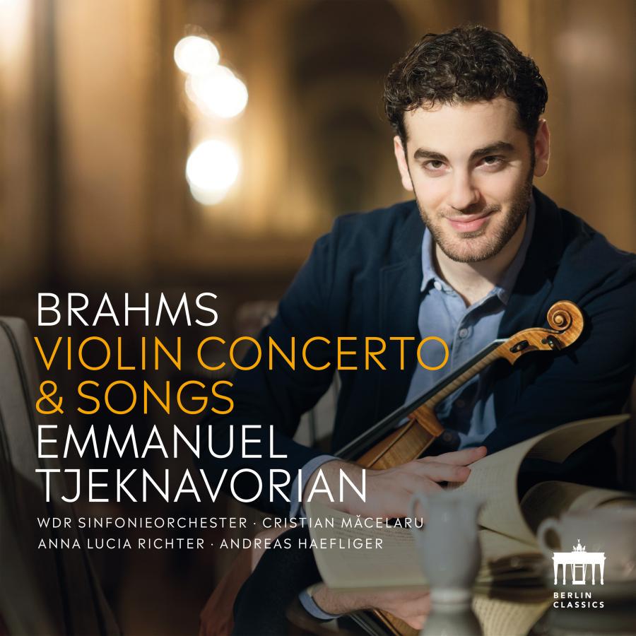 Release-Cover „Brahms: Violin Concerto & Songs“ von Geiger Emmanuel Tjeknavorian mit WDR Sinfonieorchester, Cristian Măcelaru, Anna Lucia Richter und Andreas Haefliger. Porträt mit Violine und Noten; goldene Lichtpunkte, weiche Nahaufnahme und konzentrierte Konzertatmosphäre.