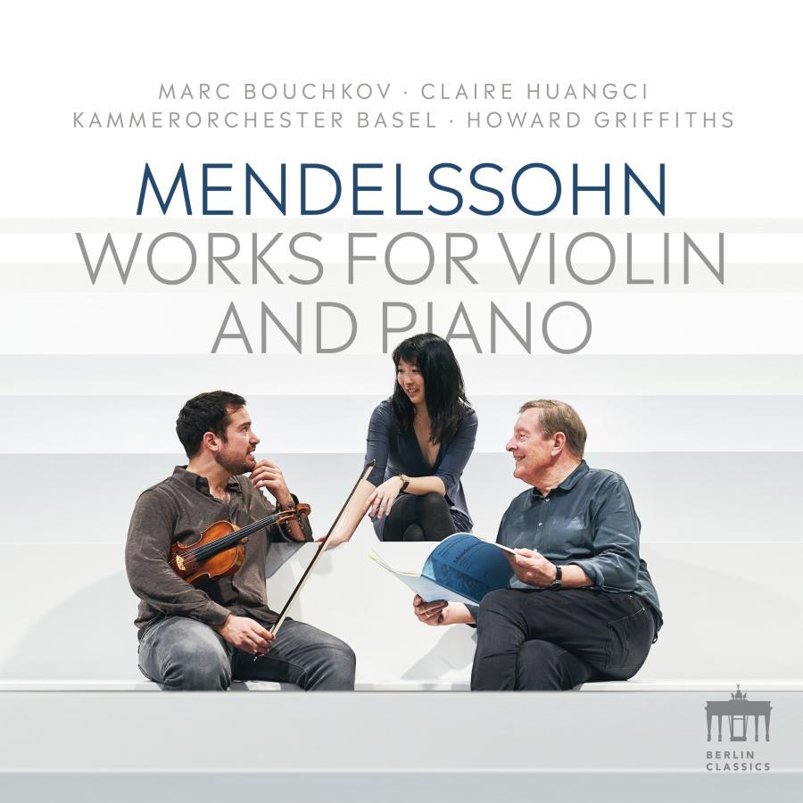 Release-Cover „Mendelssohn: Works for Violin and Piano“ mit Marc Bouchkov, Claire Huangci, Kammerorchester Basel und Howard Griffiths. Drei Musiker:innen, in der Mitte Clarie Huangci, auf weißer Treppe, eine Violine ist sichtbar; reduzierte Grau- und Weißtöne, frontale Perspektive und freundliche Gesprächssituation.
