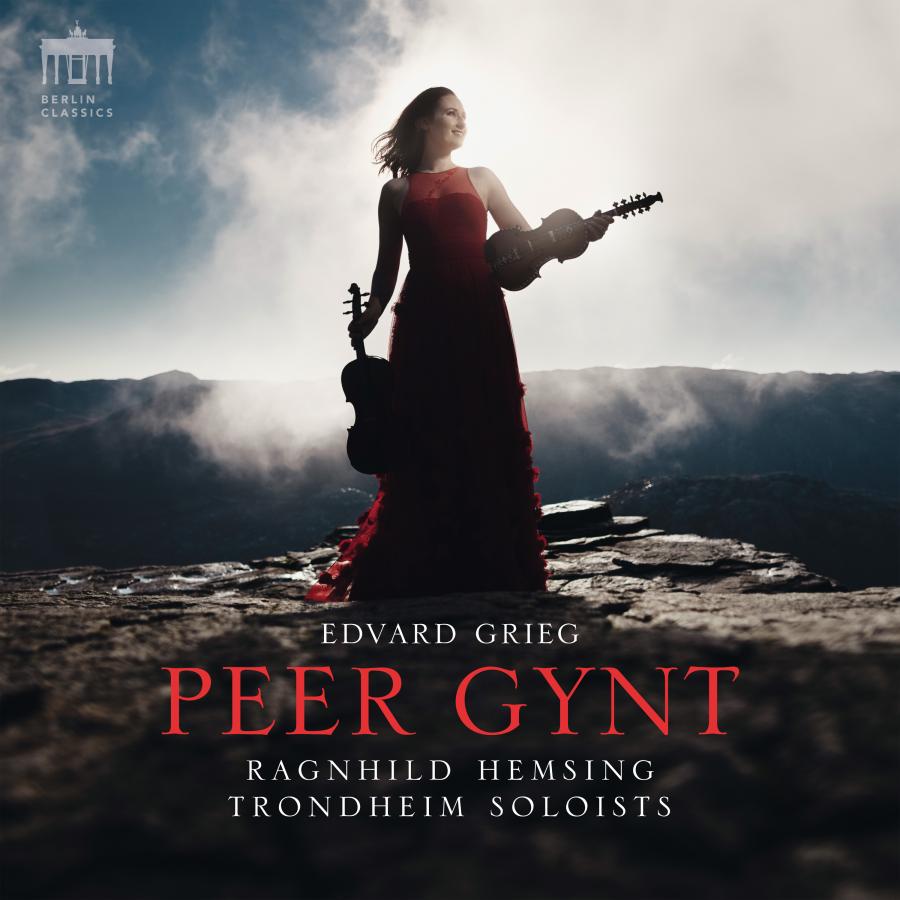 Release-Cover „Peer Gynt“ von Edvard Grieg mit Violinistin Ragnhild Hemsing und Trondheim Soloists. Ragnhild Hemsing im roten Kleid mit Violine vor nebliger Berglandschaft; dunkle Naturtöne, Gegenlicht und filmische Weite.