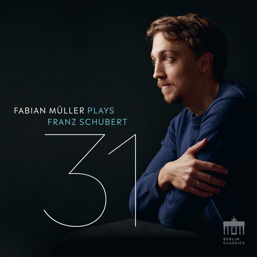 Release-Cover „31“ von Pianist Fabian Müller mit Werken von Franz Schubert. Dunkles Porträtfoto im seitlichen Blick, die Arme vor dem Körper verschränkt; kühle Blau- und Schwarztöne, weiches Seitenlicht und ruhige, nachdenkliche Stimmung.